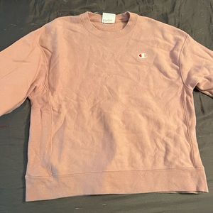 Champion crew neck. Size large fits more like a small to me and I am a small.
